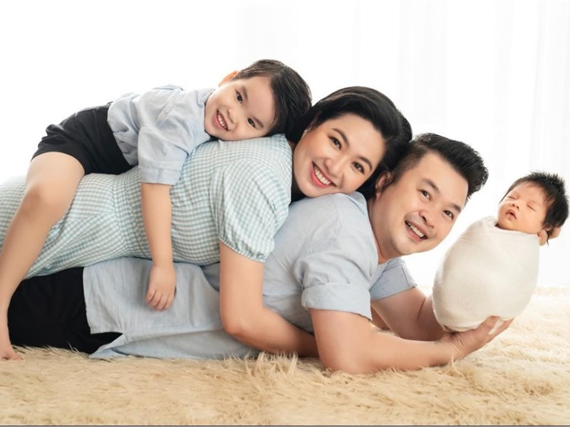 Cả gia đình Tuấn Khải chụp ảnh kỷ niệm.