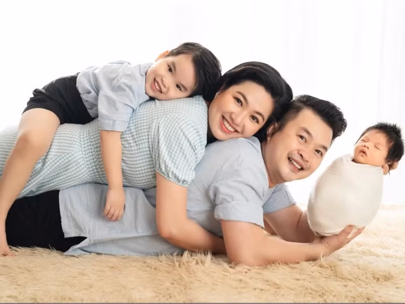 Cả gia đình Tuấn Khải chụp ảnh kỷ niệm.