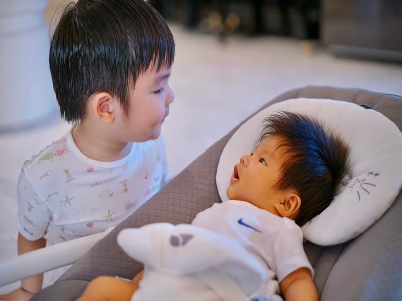 Hai nhóc tì nhà Lê Khánh đều khánh khỉnh.