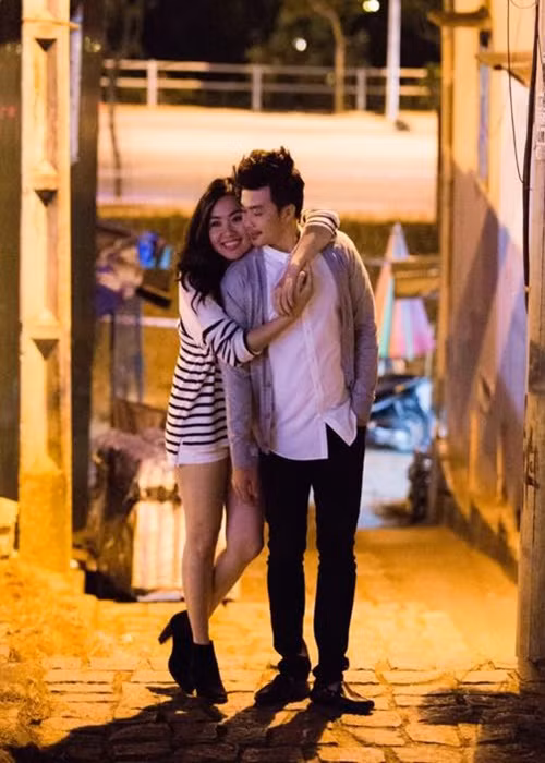 Diễn viên Lê Khánh lên xe hoa vào năm 2014. Ông xã của cô là diễn viên Tuấn Khải. Cả hai có 12 năm hẹn hò trước khi đám cưới.