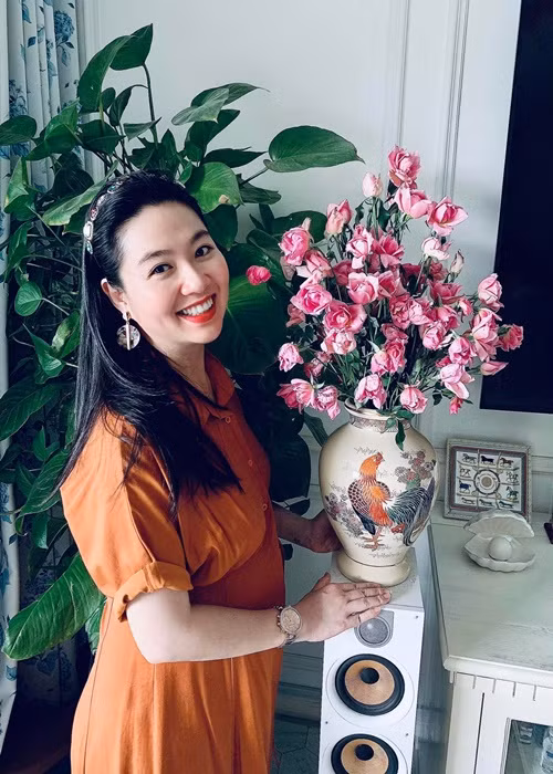 Sau một thời gian sinh con, Lê Khánh trở lại công việc bán hàng online cùng ông xã. Hiện tại, ngoài hoạt động nghệ thuật, vợ chồng nữ diễn viên đồng hành trong công việc kinh doanh.