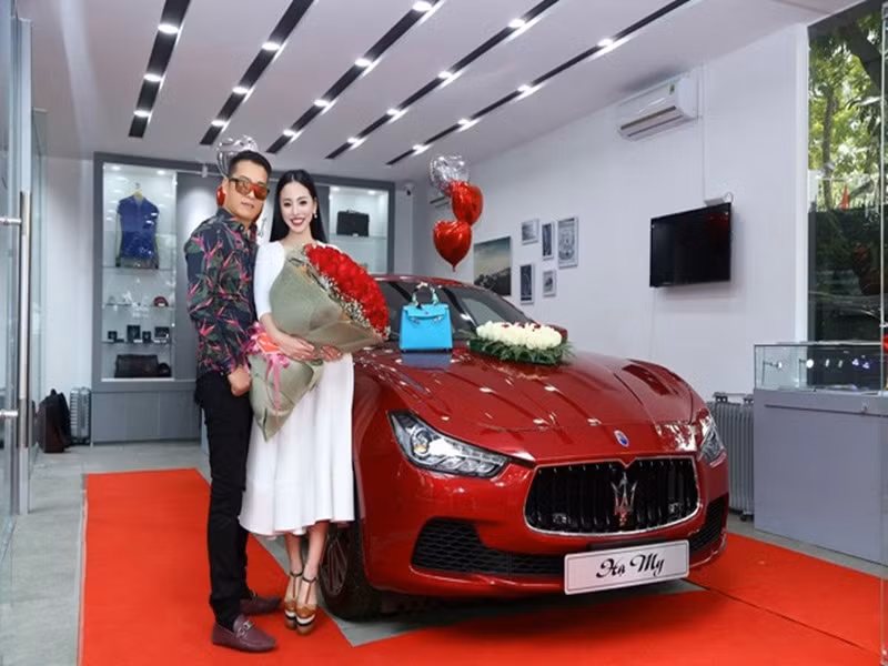 Năm 2018, vào dịp Lễ Tình nhân, ông xã của Hoa hậu thế giới Người Việt 2017 Hạ My chi tới gần 7 tỷ đồng để mua tặng vợ chiếc xe sang cùng 99 bông hoa hồng. Ảnh: Khám phá