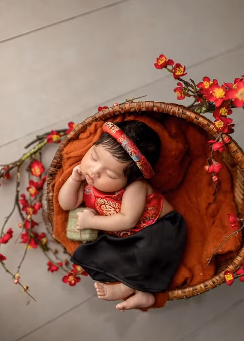 Bé Bình An "đốn tim" với hình ảnh mặc trang phục yếm đón Tết.