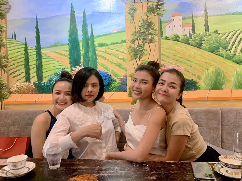 Ngoài chăm sóc con cái, Lê Bê La dành thời gian cho bạn bè. Cách đây không lâu, cô hội ngộ Vân Trang, Thúy Diễm, Ái Châu.