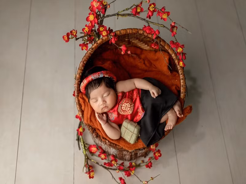 Nữ diễn viên phim "Cổng mặt trời" chú thích hài hước: "Nhà có đứa con gái tưởng năm nay được nhờ. Kêu ra canh nồi bánh chưng cho mẹ chuẩn bị hoa trái đồ trong nhà mà ra thấy chui vô thúng ngủ say mê".