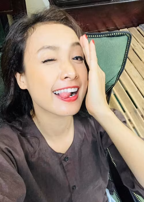 Theo Ngôi sao, sau thời gian ở cữ tại Đắk Lắk, Lê Bê La và con gái trở lại TP HCM cùng chồng và con trai.