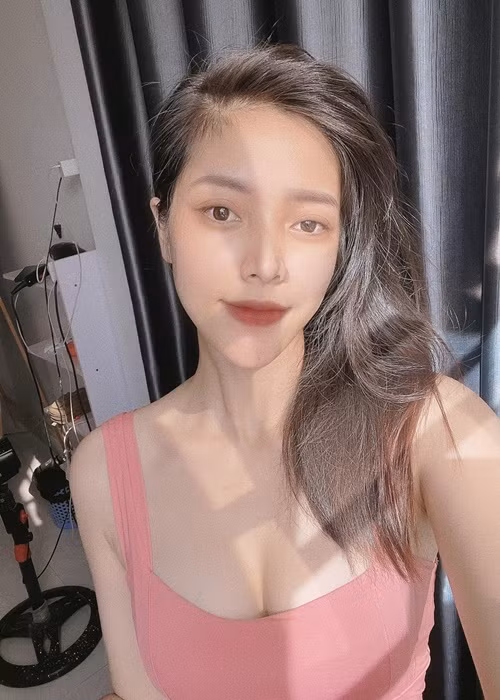 Trần Yến được nhiều người chú ý sau khi trở thành người yêu của chồng cũ Lâm Khánh Chi.