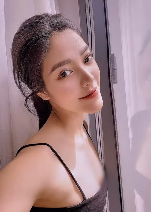 Nữ người mẫu hợp tác với Phi Hùng trong một số bộ ảnh gần đây rồi cả hai nảy sinh tình cảm.