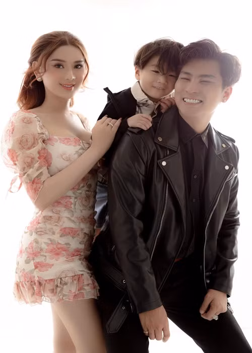 Lâm Khánh Chi mới đây thừa nhận cô còn thương chồng cũ nên muốn cho anh một cơ hội. Tuy nhiên, việc Phi Hùng công khai tình mới khiến cả hai khó tái hợp.