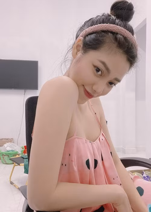 Tình mới của Phi Hùng từng chia sẻ "triết lý" tình yêu: "Một trái tim đã sứt mẻ thì hoàng hôn có đẹp đến mấy cũng chỉ là một buổi chiều tà" khi vướng vào ồn ào giữa Lâm Khánh Chi và Phi Hùng.