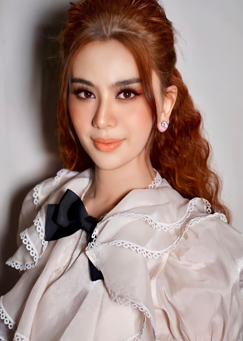 Nữ ca sĩ chuyển giới khẳng định: “Trong cuộc hôn nhân 5 năm qua, Chi chưa bao giờ có suy nghĩ yêu ai khác ngoài chồng mình, nên không thể có chuyện ngoại tình. Bản thân Chi cũng nghĩ và luôn tin tưởng anh Hùng, nên cuộc chia tay của vợ chồng Lâm Khánh Chi không có yếu tố của người thứ 3”.