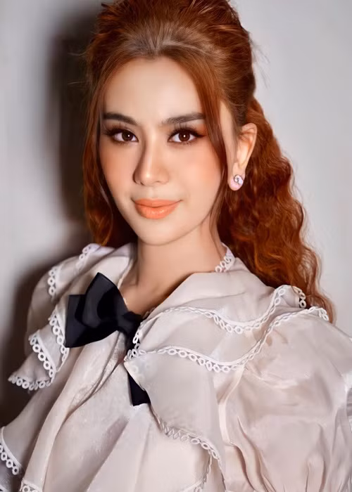 Nữ ca sĩ chuyển giới khẳng định: “Trong cuộc hôn nhân 5 năm qua, Chi chưa bao giờ có suy nghĩ yêu ai khác ngoài chồng mình, nên không thể có chuyện ngoại tình. Bản thân Chi cũng nghĩ và luôn tin tưởng anh Hùng, nên cuộc chia tay của vợ chồng Lâm Khánh Chi không có yếu tố của người thứ 3”.