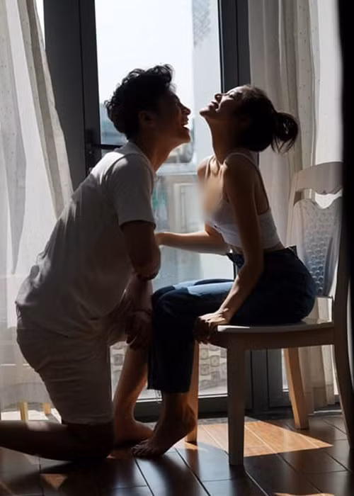 Chồng cũ của Lâm Khánh Chi còn viết: “Vào 1 buổi sáng bình thường, tại 1 nơi bình thường, bên cạnh 1 người bình thường, yêu 1 cách bình thường, sống 1 cuộc đời bình thường”.