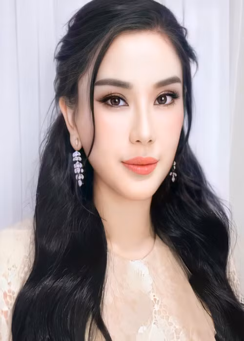 “Khi anh Hùng đã công khai với tình mới, đồng nghĩa mọi chuyện chúng tôi chấm dứt thật sự rồi. Tôi vẫn chúc phúc cho anh ấy và bạn gái mới”, cô nói.