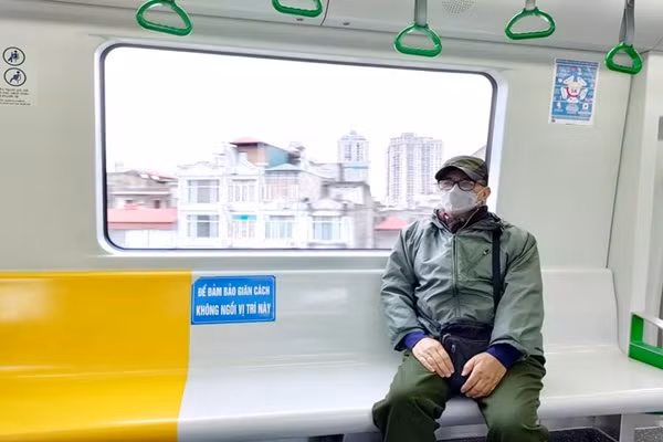 Ha Noi: Nguoi dan du Xuan bang tau dien Cat Linh - Ha Dong