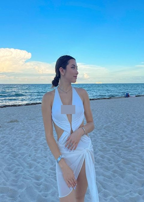 Isabella khéo khoe hình thể gợi cảm với váy áo cắt xẻ, trang phục bikini. Ảnh: Instagram