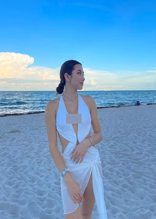 Isabella khéo khoe hình thể gợi cảm với váy áo cắt xẻ, trang phục bikini. Ảnh: Instagram