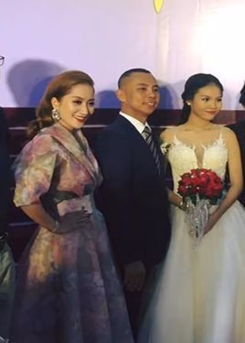 Trong ngày Chí Anh làm đám cưới với Khánh Linh, Khánh Thi xuất hiện để chúc mừng tình cũ. Ảnh: Yan