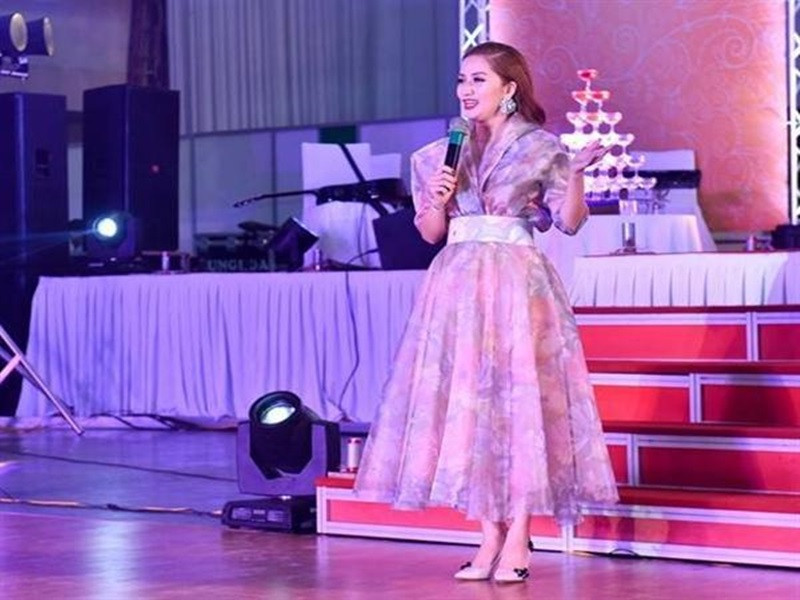 Khánh Thi còn tâm sự: "Bạn bè bảo đến đây Khánh Thi sẽ khóc. Nhưng không, Khánh Thi sẽ cười và gửi tặng Chí Anh một bộ phim ngắn với sự quy tụ của các bạn bè".Ảnh: Vietnamnet