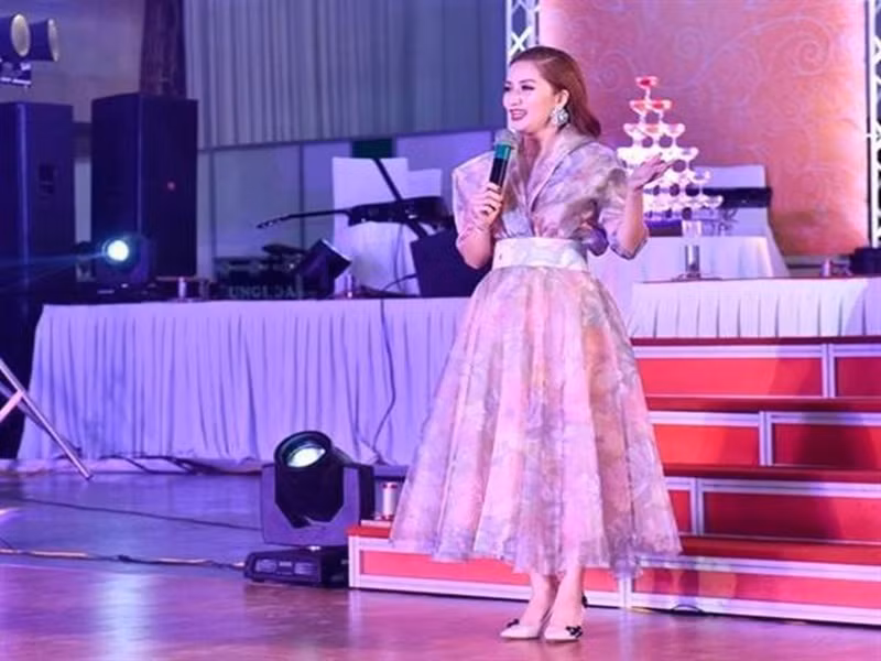 Khánh Thi còn tâm sự: "Bạn bè bảo đến đây Khánh Thi sẽ khóc. Nhưng không, Khánh Thi sẽ cười và gửi tặng Chí Anh một bộ phim ngắn với sự quy tụ của các bạn bè".Ảnh: Vietnamnet