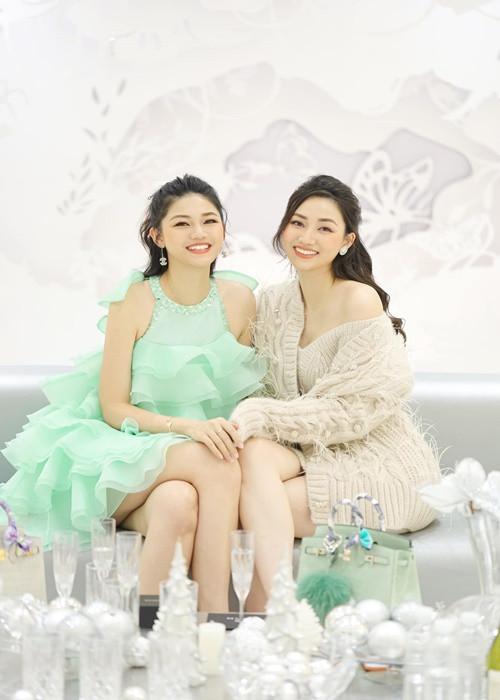 Ngô Trà My (phải) - Ngô Thanh Thanh Tú là chị em ruột. Trong khi Trà My giành ngôi Á hậu 1 Hoa hậu Hoàn vũ Việt Nam 2015, Thanh Tú là Á hậu 1 Hoa hậu Việt Nam 2016. Ảnh: FBNV