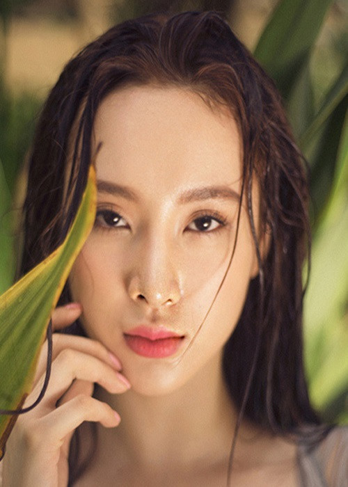 "Nếu mọi người nhìn kỹ hình ảnh của Trinh ngày hôm nay có thể tự mỗi người sẽ có câu trả lời rồi. Trinh cũng không muốn nói gì nhiều về clip đó. Có khi là mình quay ở trong một khung cảnh ánh sáng không được tốt thì sự phản chiếu trên mặt cũng là điều bình thường", Angela Phương Trinh chia sẻ trên Dân Trí năm 2017. Ảnh: Dân Việt