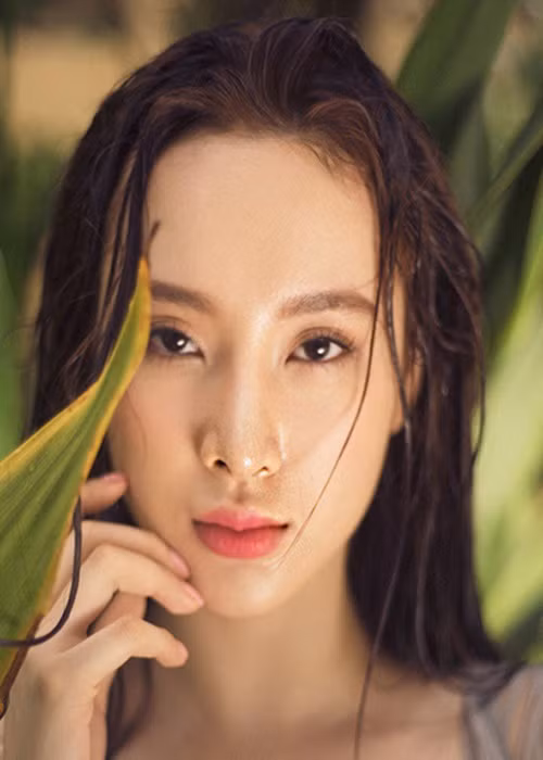 "Nếu mọi người nhìn kỹ hình ảnh của Trinh ngày hôm nay có thể tự mỗi người sẽ có câu trả lời rồi. Trinh cũng không muốn nói gì nhiều về clip đó. Có khi là mình quay ở trong một khung cảnh ánh sáng không được tốt thì sự phản chiếu trên mặt cũng là điều bình thường", Angela Phương Trinh chia sẻ trên Dân Trí năm 2017. Ảnh: Dân Việt