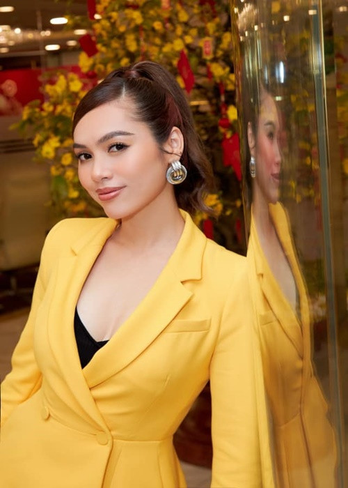 Hoàng My nói thêm: “Với bản thân mình thì My đối diện với nó như một loại cảm cúm thôi. Còn với gia đình và người thân thì My tuyệt đối không cho tiếp xúc. Rác thải My cũng bỏ trong túi vàng và ghi COVID-19 để dễ phân biệt”.