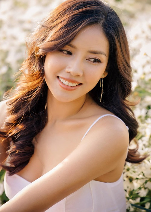 Á hậu còn cho hay: "Ngẫm lại, việc được tiêm 2 mũi vắc xin đầy đủ là rất quan trọng. Điều này đã giúp giảm tối đa các nguy cơ tiến triển bệnh nặng có thể xảy ra cho mọi người. Và khi đã tiêm đủ 2 mũi vắc xin rồi thì vẫn phải thực hiện đầy đủ 5K để phòng tránh dịch bạn nhé. Tuy nhiên, khi gia đình đã lỡ có người bị F0 rồi thì tinh thần vững chãi, lạc quan của mình là rất quan trọng".