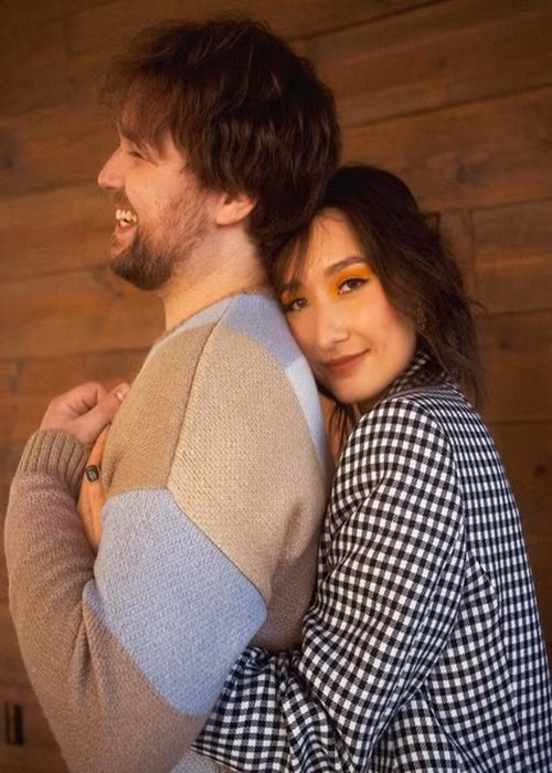 Anna Trương và Eric Derwallis gặp gỡ vào năm 2016 khi cả hai tham gia ban nhạc sinh viên Lands.