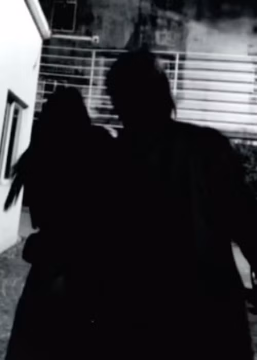 Con gái của Mỹ Linh và bạn trai ôm eo tình tứ.