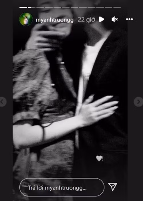 Valentine 2022, nữ ca sĩ Mỹ Anh úp mở một số hình ảnh bên bạn trai trên mạng xã hội.