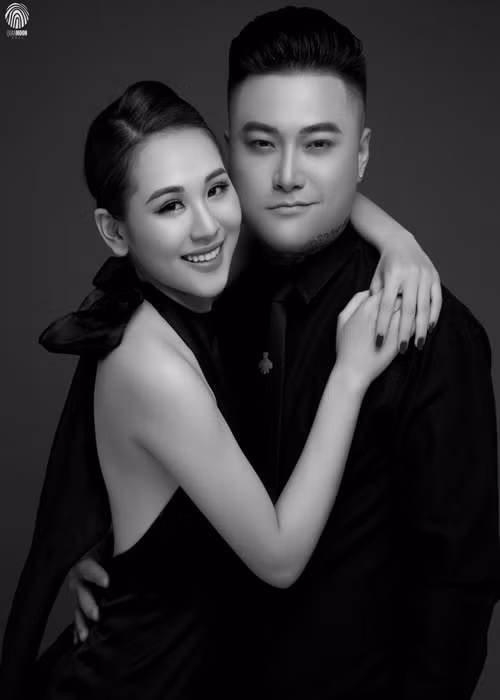 Nam ca sĩ dành nhiều thời gian chăm sóc Phương Anh.