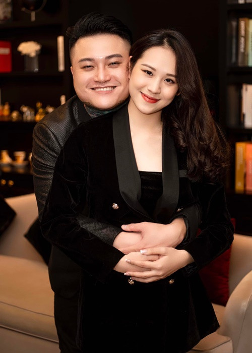 Tháng 6/2021, nam ca sĩ công khai hẹn hò Phương Anh sau 3 năm ly hôn.