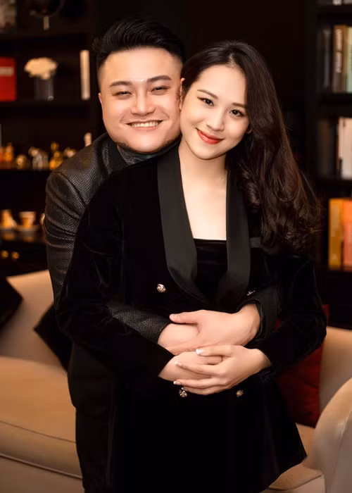 Tháng 6/2021, nam ca sĩ công khai hẹn hò Phương Anh sau 3 năm ly hôn.