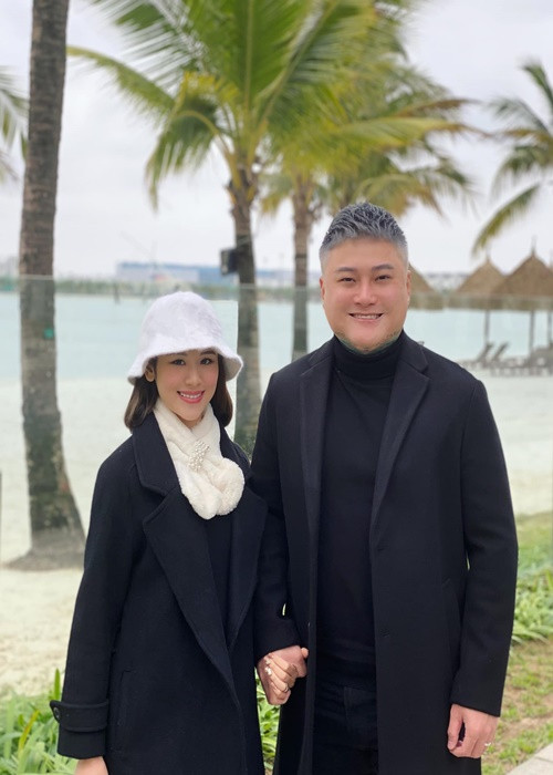 Vũ Duy Khánh bên người yêu kém chục tuổi trong chuyến xuất hành đầu năm 2022.