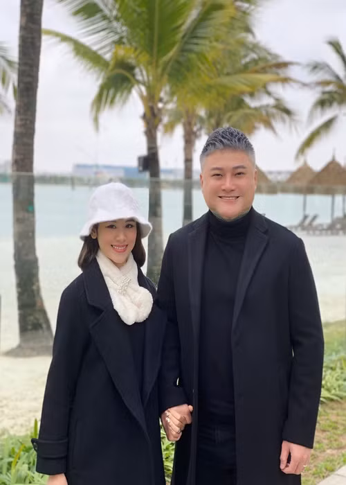 Vũ Duy Khánh bên người yêu kém chục tuổi trong chuyến xuất hành đầu năm 2022.