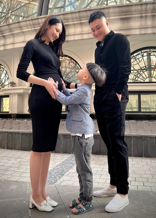 Nam ca sĩ khoe con trai riêng thân thiết với Phương Anh.