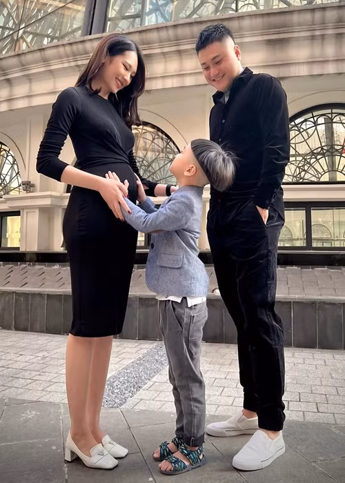 Nam ca sĩ khoe con trai riêng thân thiết với Phương Anh.