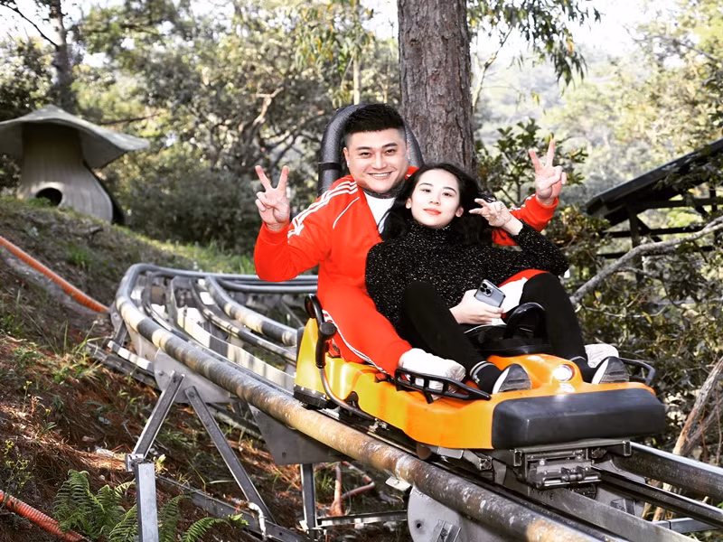 Cặp đôi khoe không ít khoảnh khắc ngọt ngào bên nhau.