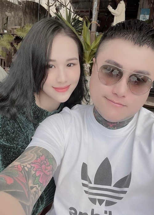 Vũ Duy Khánh từng cho biết Phương Anh phải đối mặt với nhiều áp lực khi ở bên một người từng ly hôn và có quá khứ ồn ào như anh.