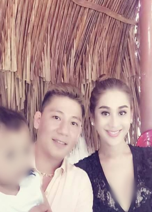 Năm 2017, Lâm Khánh Chi bất ngờ chia sẻ hình ảnh thăm Nguyên Cường. "Đã lâu lắm rồi về thăm lại người xưa. Chúc anh vui vẻ và hạnh phúc nhé. Hẹn gặp lại, em về đây", nữ ca sĩ còn viết. Ảnh: FBNV