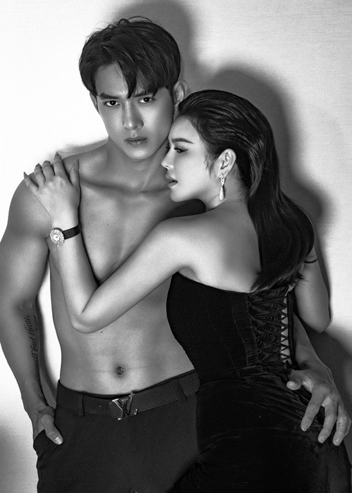 Trong khi Song Luân bảnh bao, phong độ, Lý Nhã Kỳ nữ tính, quyến rũ.