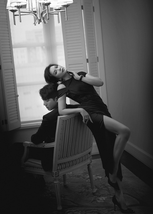 Song Luân và Lý Nhã Kỳ không ngần ngại nắm tay, tựa đầu vào nhau.