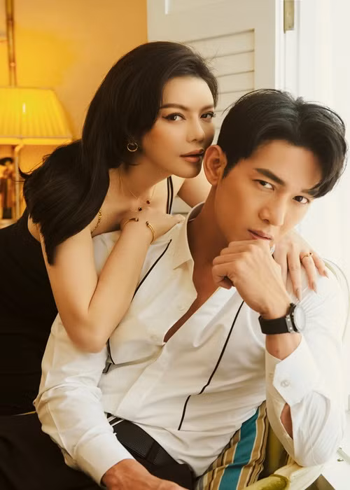 Trên trang cá nhân, chia sẻ bộ ảnh, Lý Nhã Kỳ hài hước nhắn nhủ Song Luân: "Để hình mà không biết viết chú thích gì nè. Do chị em mình quá ngọt nên không cần viết hay quá sượng không có gì để viết".