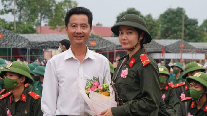 Ông Lê Văn Càng (48 tuổi, cha của Hân) tâm sự: “Lúc hay tin con gái trúng tuyển, tôi vừa mừng vừa lo. Mừng vì con gái đã thực hiện được ước mơ, đóng góp một phần sức cho quê hương đất nước. Còn buồn vì sắp phải xa con một thời gian”.