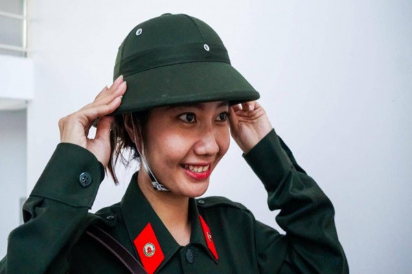 Giữa tiếng cười nói của hàng trăm nam thanh niên, đã xuất hiện một “bóng hồng” đi nghĩa vụ.