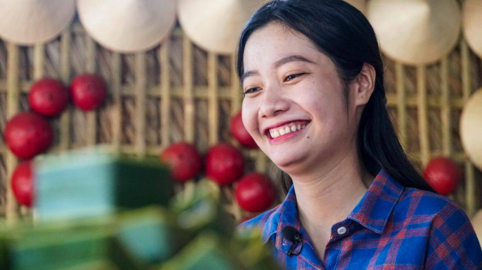 Đó là bạn Lê Nguyễn Ngọc Hân (sinh năm 1999) tốt nghiệp Trường Cao đẳng Y tế Cần Thơ, hiện là hướng dẫn viên (HDV) du lịch tại cồn Sơn (quận Bình Thủy).