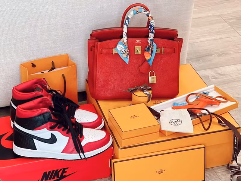 Nam ca sĩ tặng vợ loạt đồ hiệu, trong đó chiếc túi hiệu có giá hơn 500 triệu đồng.