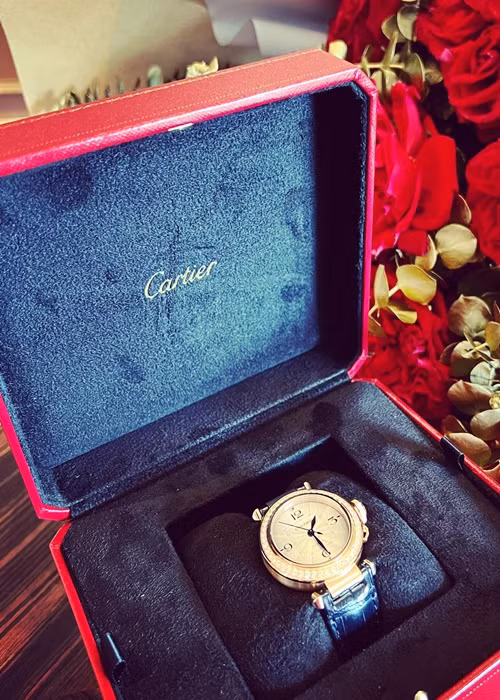 Nhiều người cho rằng đồng hồ Chi Bảo dành tặng vợ kém 16 tuổi có giá trị không nhỏ.